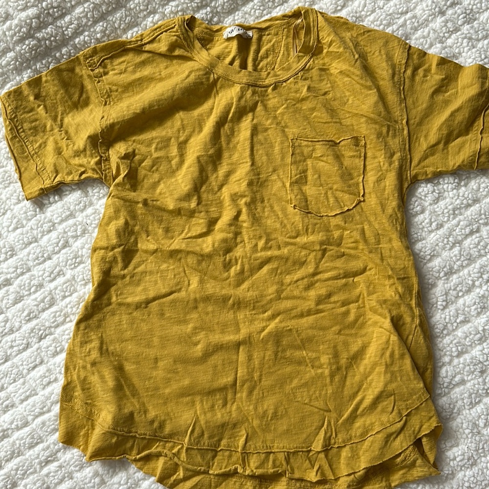 Women’s M mustard tee, cut detail